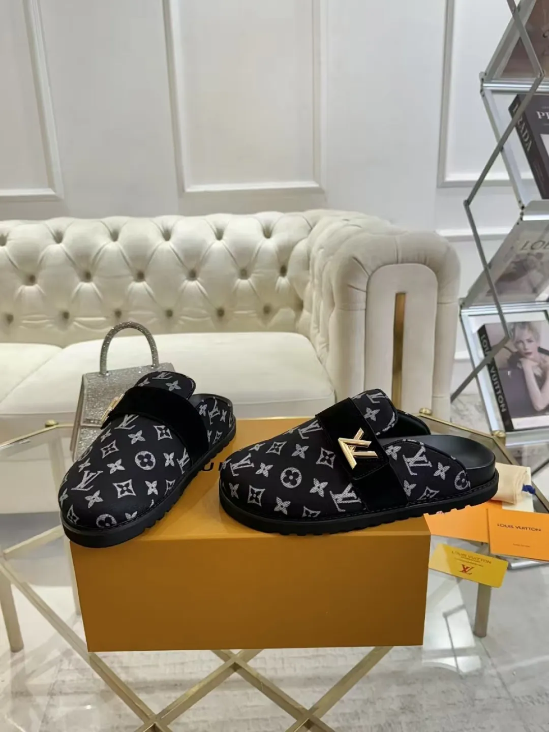 p560 High version women's toe-cap slippers ✨ **LV classic toe-toe slippers | Eternal elegance, starting from the toes** ✨ This pair of **Louis Vuitton classic toe-toe slippers** is an **eternal legend** in the fashion industry, and every detail tells **luxury and taste**. ... **Versatile, no matter the style**: ▪ Pair with jeans, casual and high-end ▪ Pair with a dress, elegant and lazy ▪ Commuting or dating, easily manage various occasions 💖 **Fashion icons are wearing it**, what are you waiting for?   **Owning it means owning an eternal classic**! ✨ #Louis Vuitton #LV slippers #Advanced sense of wear #Classic never goes out of style Fabric: Classic jacquard fabric Lining: Sheepskin lining Sole: Original rubber sole Size: Female 35-41 Male 38-46